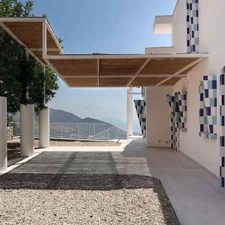 Capri فيلة إيتري